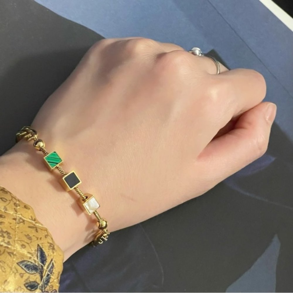 🎉🌺✨NWOT Beautiful 18K Gold Plated Bracelet with cubes